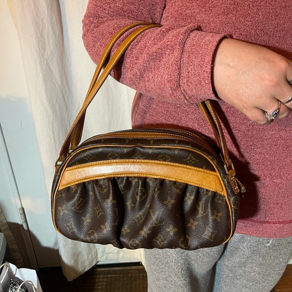 Limited Edition GUC Louis Vuitton Klara Handbag - Picture 10 of 10